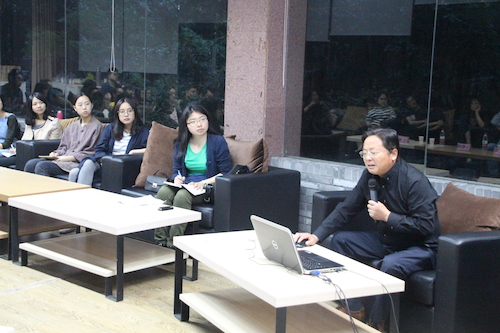 图二：杭州师范大学美术学院郑立君教授作主题发言