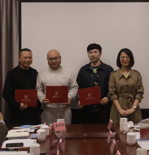 学校校友办薛少聪副主任给新当选的副会长颁发聘书