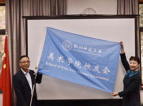 新老会长交接会旗