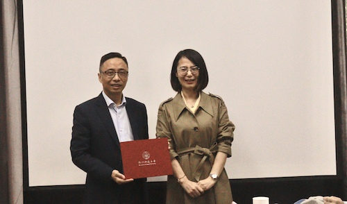 学校校友办薛少聪副主任为新当选会长颁发聘书