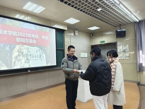 学院领导给考生送上慰问品