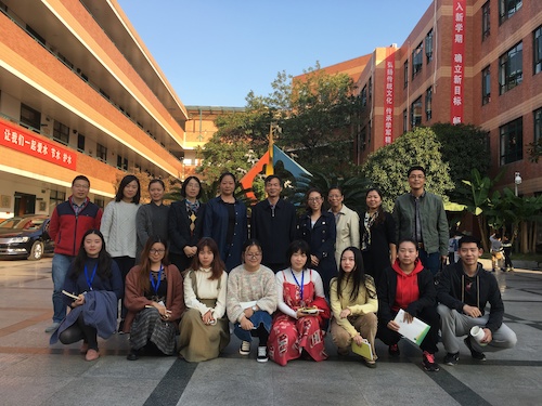 杭州师范大学陈永富副校长（第二排右五）由教务处章瑞智副处长（第二排右一）和美术学院朱珺副院长（第二排左三）陪同走访学军小学