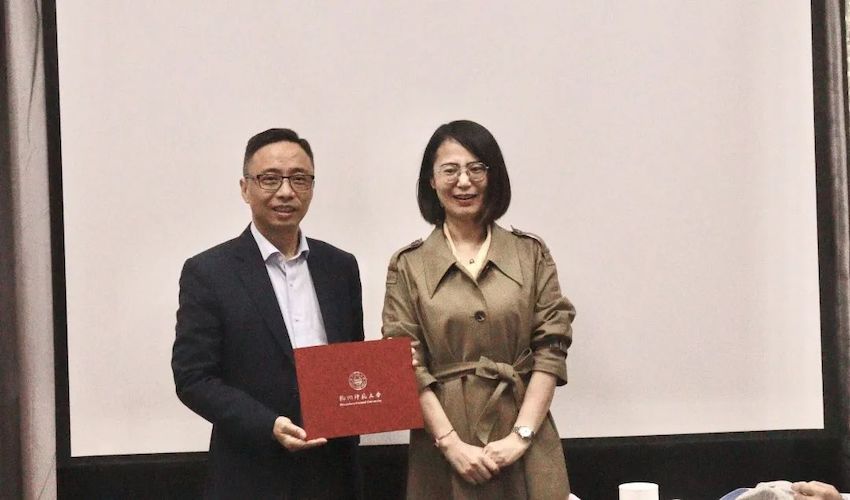 学校校友办薛少聪副主任为新当选会长颁发聘书